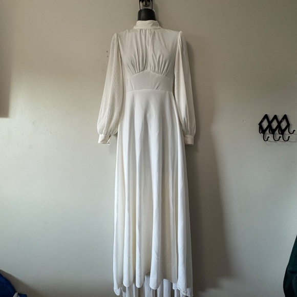 Chic Ivory Wedding Gown with Long Sleeves - Picture 2 of 12